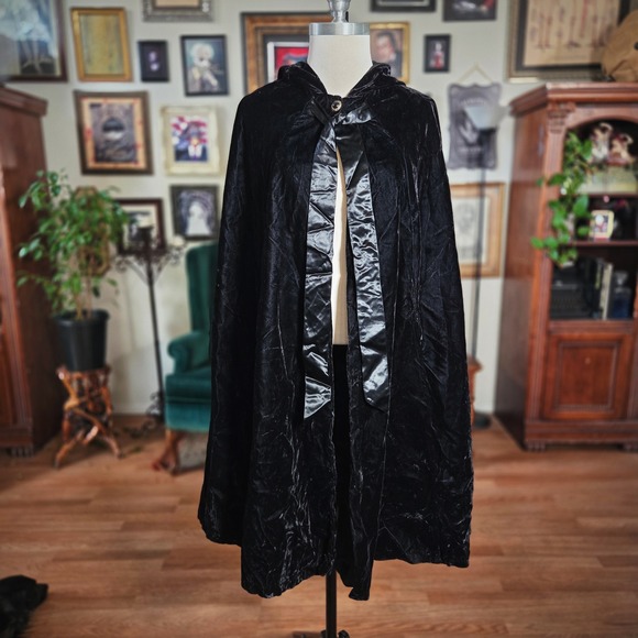 Vintage 90s Storybook Heirlooms Hooded Cloak Black Crushed Velvet Cape - Picture 2 of 8